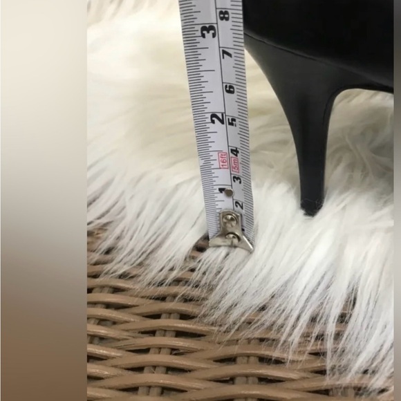 Elegant Black Heels with Bow Detail and Glossy Finish - Picture 4 of 7